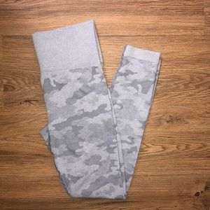 Light gray camo seamless leggings